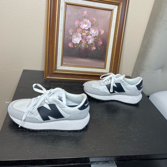 New Balance Classic 237 White and Black Trainers 6 in women’s - Picture 5 of 8